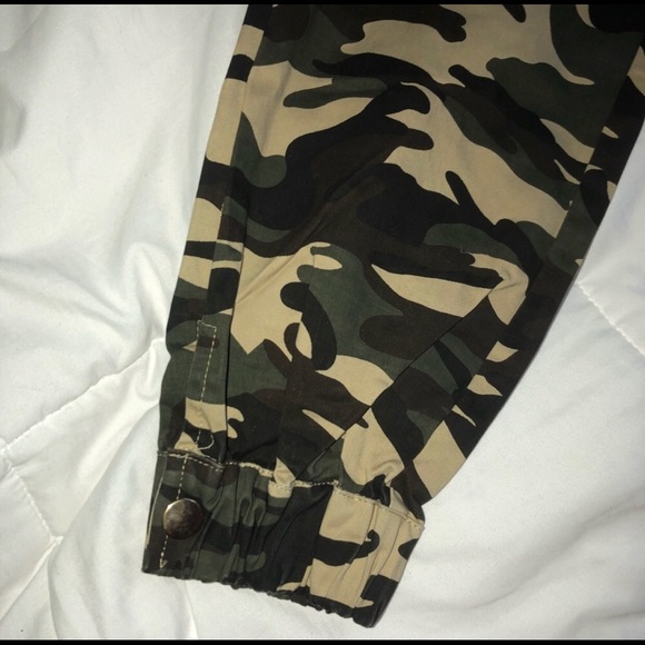 Fashion Nova camo pants - Picture 5 of 8